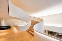 Im Neubau plante das Bro PFP Planungs GmbH eine skulpturale Wendeltreppe, die sich ins Foyer hngt. 