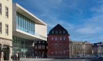 Der neue Kopfbau des Mainfranken Theater wurde im Dezember 2023 erffnet. Seine Obergeschosse recken sich offensiv in den Stadtraum. 