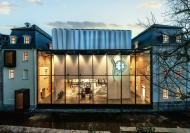 Blick von S�den: Die Barockfassade des Manufakturgeb�udes wurde denkmalgerecht saniert.