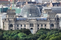 Reichstagsgebude nach dem Umbau von Norman Foster. Foto: Wikimedia Commons/ Jean-Pierre Dalbra/ CC BY 2.0 Deed 