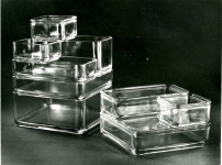 Wilhelm Wagenfeld (Entwurf): Kubus-Geschirr, Vereinigte Lausitzer Glaswerke AG VLG, 1938/39, Foto: Dore Barleben.   Der ehemalige Weimarer Bauhaus-Student wurde zu einem der wichtigsten Industrie-Gestalter und war ab 1935 Chefdesigner bei den Lausitzer Glaswerken. Sein bekanntes Kubus-Glasgeschirr wurde von 1939 bis 1968 produziert. 
