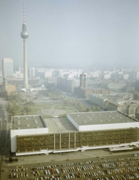 Blick aus der Luft auf den Palast der Republik, das Marx-Engels-Forum und den Fernsehturm 