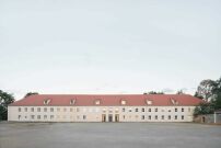 Der ehemalige Kasernenflgel Ost bekam eine Studiobhne, einen Probenraum und Knstlerapartments.