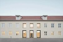 Der ehemalige Weg in die Gartenstadt bildet sich in der grozgigen Fassadenffnung ab.