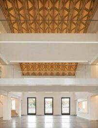 Die denkmalgeschtzte Dachkonstruktion mit den materialsparenden Kroher-Trgern blieb sichtbar.