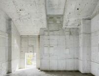 Im Inneren erscheint die Altbaufassade als Negativabdruck.