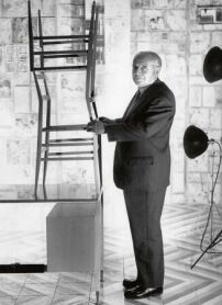 Gio Ponti mit zwei seiner Superleggera-Sthle.