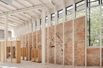 Der ehemalige Westhof der Klosteranlage wurde berbaut und dient nun als zentraler Erschlieungsraum. Die Architekt*innen arbeiteten mit einer wei lackierten Stahlkonstruktion, die elegant vor den Bestand aus Backstein gesetzt wurde.