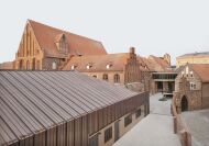 Reichel Schlaier erg�nzten den Bestand des Meeresmuseums in Stralsund mit drei neuen Bauk�rpern, die au�en eine H�lle aus Kupferblechen mit handwerklichen Leistendeckungen erhielten.