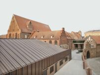 Reichel Schlaier ergnzten den Bestand des Meeresmuseums in Stralsund mit drei neuen Baukrpern, die auen eine Hlle aus Kupferblechen mit handwerklichen Leistendeckungen erhielten.