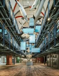 197274 wurden zwei Ebenen in das gotische Kirchenschiff des ehemaligen Klosters eingezogen. Die Planer*innen griffen dafr auf das Raumfachwerksystem Mero aus Westdeutschland zurck.