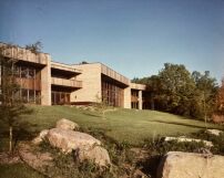 Freshwater Biological Institute, errichtet 197074. Die Fassade aus graurosa Ziegel und sgerauhem Zedernholz passt sich den natrlichen Farben des Grnraums an.
