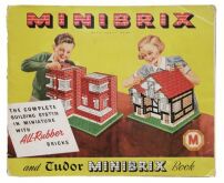 Minibrix Baukasten, Premo Rubber Co. Ltd, England, 1940er Jahre: Minibrix-Baukästen wurden von 1935 bis in die 1970er Jahre produziert. Hergestellt wurden die Bausteine von der Premo Rubber Company, die ursprünglich Schuhabsätze und -Sohlen aus Gummi und zuvor aus Kautschuk fabrizierte. Neben den Baukästen fertigte die Firma auch Puppen, wie beispielsweise die „Miss Minibrix“.