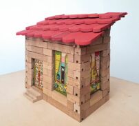 Chateaux & Chaumières No 1, Établissements Garnier Ferés S.A.R.L, Frankreich, 1930–40er Jahre: Der Baukasten bietet ein Stecksystem aus Buchenholzbausteinen, farbige Zeichnungen von Innenräumen lassen sich als Fenster und Türen einsetzen und verleihen den Häusern eine besondere räumliche Tiefe und Ausdruckskraft.