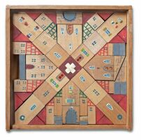 Hofmann-Bauspiel, Firma Hofmann, Schweiz, 1950–60er Jahre: Der Baukasten des Herstellers Hofmann umfasst 50 bunt bemalte Holzbausteine, die sich zu einer kleinen Stadt anordnen lassen. Das Schweizerkreuz in der Mitte des Kastens kennzeichnet den Produktionsort.