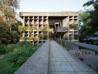 Ansicht Westfassade von der Zugangsrampe