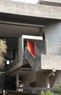 Teilansicht des dreistckigen offenen Windfangs. 