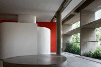 Erdgeschoss, Windfang/Eingangshalle mit Blick auf den Betontisch und die dahinter liegenden Toiletten.