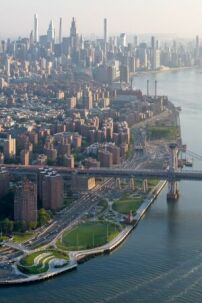 Kürzlich eröffnete der erste Abschnitt der umgestalteten East Side Coastal Resiliency (ESCR) am Hudson River in New York.