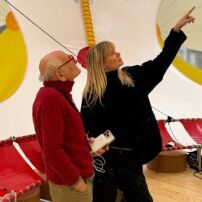 Hans-Walter Müller und seine Assistentin, Architektin Josephine Harmer, in Genf im Jahr 2025