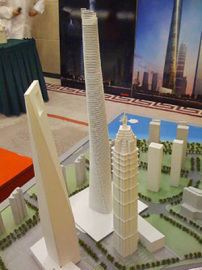 Modelle aller drei Türme (hinten das Shanghai Center) 