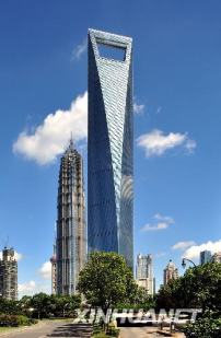 Das Shanghai World Financial Center, dahinter der Jin Mao Tower (Foto: Xinhuanet) 
