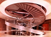 Nestl, Vevey. Doppelspiralige Treppe im Zentrum des Erdgeschosses.  Foto: Colorama, um 1960.   