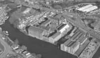 Wakefields historisches Ufer wird regeneriert. Die neue Kunstgalerie gliedert sich in die kleinteilige Industriestruktur ein und steht dem Stadtzentrum gegenber. 