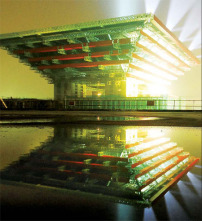 Der 63 Meter hohe Pavillon mit seiner 30 Meter hohen Dougong-Konstruktion aus Stahl-Fachwerktrgern ist auch ohne Lightshow auffallend genug. 