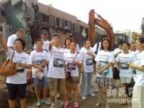 Betroffene Wohnungseigentmer protestieren gegen den Abriss. 