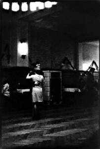 Einzelnes tanzendes Paar, Clrchens Ballhaus, Auguststrasse, Berlin, DDR, 1979 Fotograf: Sibylle Bergemann  