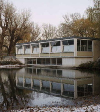 Das ehemalige Seerestaurant am Irissee im Donaupark, geplant 1964 vom Architekten Kurt Schlauss. 