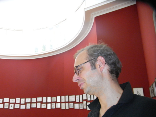 Gestern im deutschen Pavillon. Co-Kurator Eberhard Tröger überwacht das Feintuning bei der Einrichtung des „Roten Salons“.