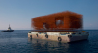 Der schwimmende kroatische Pavillon bei seiner Jungfernfahrt vor Rijeka. 