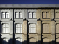 An der Ostfassade des Ostflügels sind historische und ergänzte Fassadenteile ablesbar 