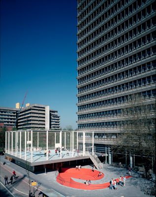 NL Architects: BASKETBAR CAFE MIT BASKETBALLFELD